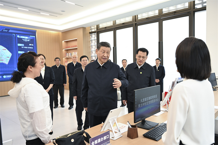 2024年4月22日至24日，中共中央總書記、國家主席、中央軍委主席習(xí)近平在重慶考察。這是22日下午，習(xí)近平在九龍坡區(qū)謝家灣街道民主村社區(qū)考察。新華社記者 謝環(huán)馳 攝