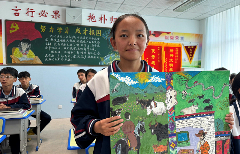 果洛西寧民族中學(xué)學(xué)生尼東拉毛在主題思政課上展示表現(xiàn)現(xiàn)代化家鄉(xiāng)的作品。