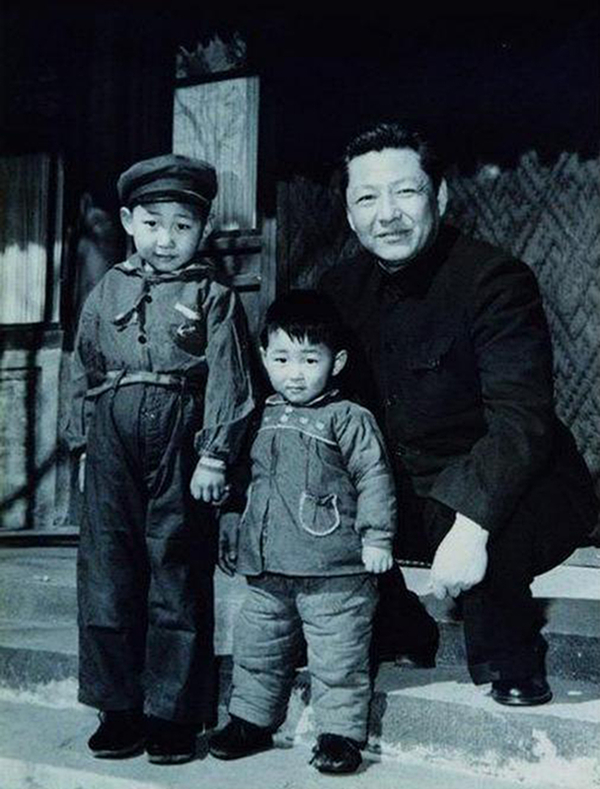 1958年，習(xí)仲勛與兒子習(xí)近平、習(xí)遠(yuǎn)平在一起。