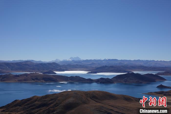 圖為從海拔約5000米的魯日拉觀景臺俯瞰羊湖?！∪轿木?攝