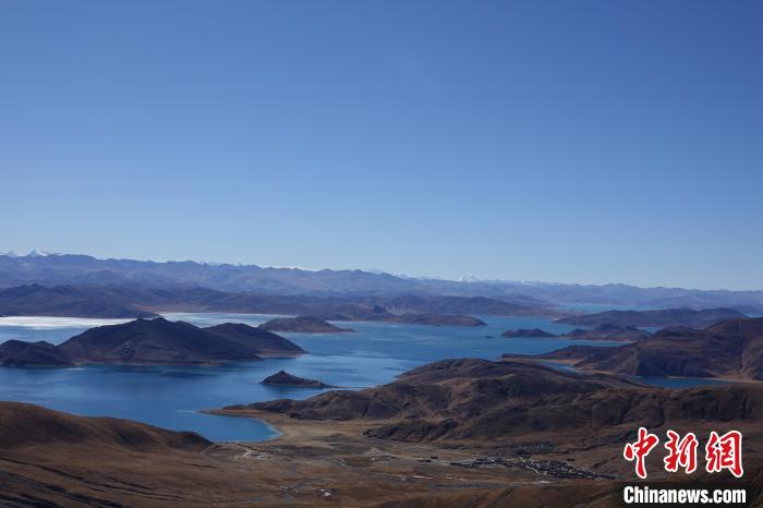 冬日羊卓雍措：湖水湛藍，如詩如畫