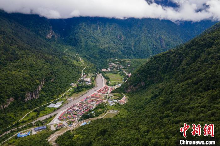 西藏山南勒布溝風光?！〗w波 攝