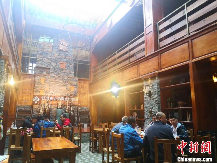 圖為扎尕那的藏式民宿酒店中，游客正在用餐?！∈缝o靜 攝