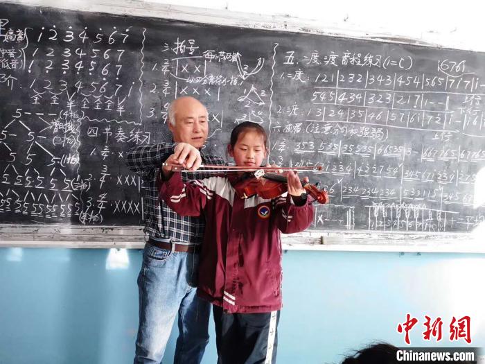圖為趙興洲教學(xué)生拉小提琴。受訪者提供
