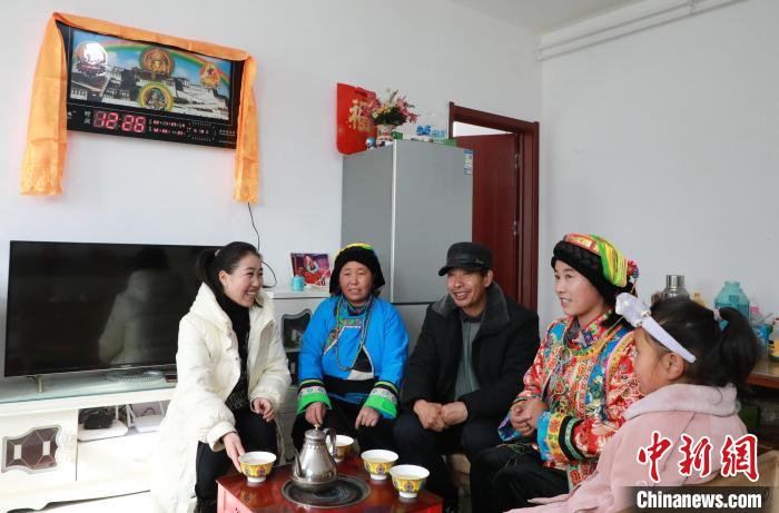 新家是兩層小樓房，一樓布置得充滿現(xiàn)代感，喝著藏式奶茶，一家人聊著今年春節(jié)怎么過?！《∷?攝