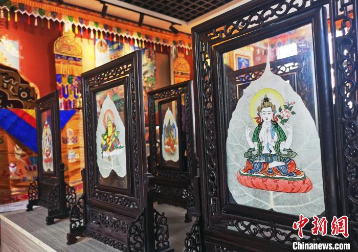 圖為久美尖措創(chuàng)作的藝術(shù)品?！?zhí)砀?攝