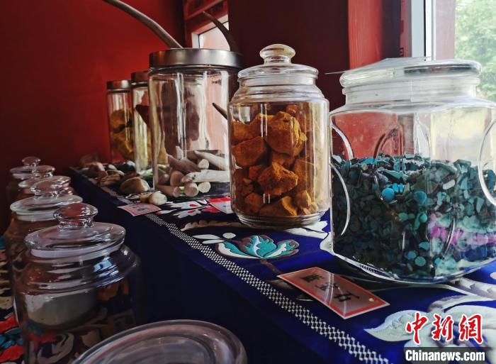 圖為唐卡繪畫礦物顏料展示?！?zhí)砀?攝