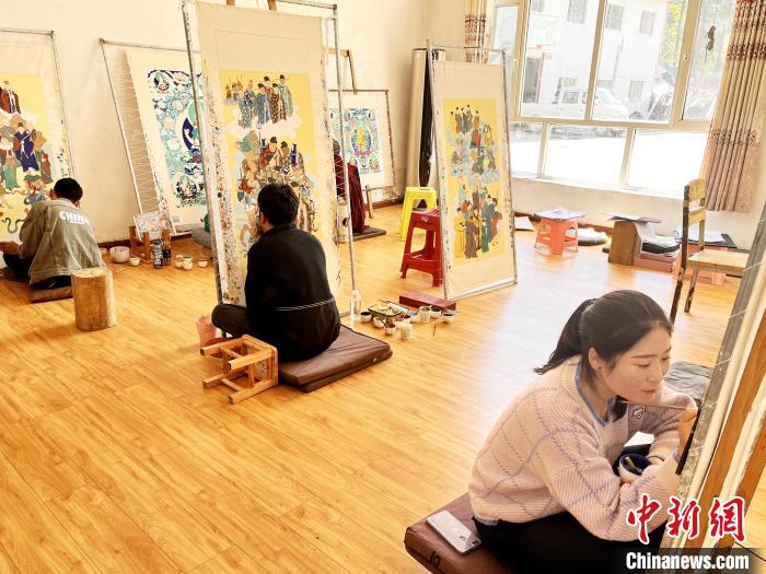 圖為畫室內(nèi)學(xué)徒練習(xí)繪畫唐卡?！●R文莉 供圖