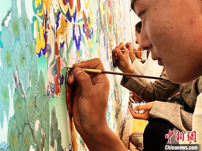 圖為畫師繪畫唐卡?！●R文莉 供圖