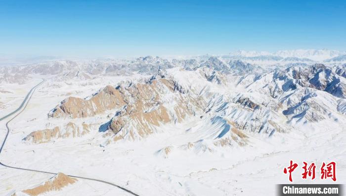 圖為無人機(jī)航拍高原雪景?！《继m縣融媒體中心供圖