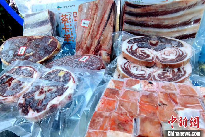 圖為前來參展的柴達(dá)木肉類?！±铍h 攝