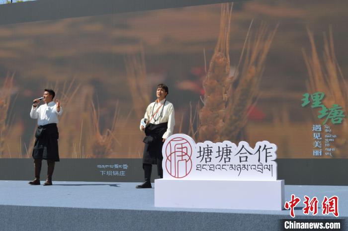 “康巴漢子”現(xiàn)場(chǎng)獻(xiàn)唱?！≈炝杞?攝