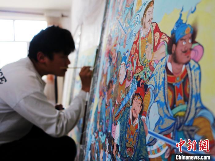 圖為熱貢龍樹畫苑內(nèi)的學(xué)徒繪畫唐卡?！?zhí)砀?攝