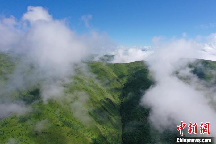 航拍賽來塘鎮(zhèn)山間云霧繚繞。　馬銘言 攝