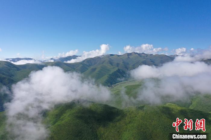 航拍賽來塘鎮(zhèn)山間云霧繚繞?！●R銘言 攝
