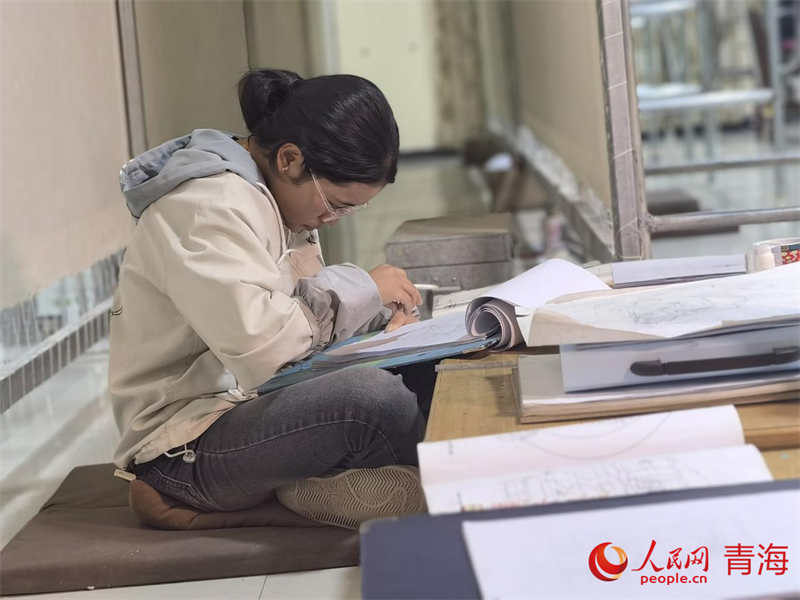 正在學習畫底稿的尕讓旺姆。人民網(wǎng) 陳明菊攝