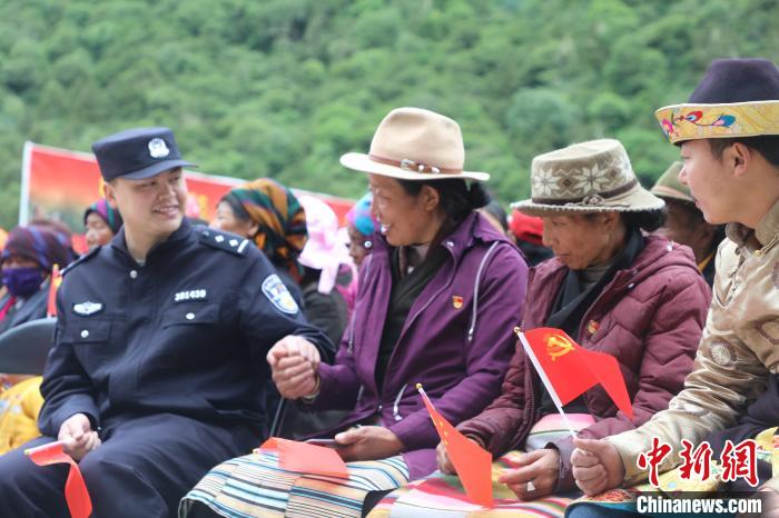圖為李陽副所長(zhǎng)(前排左一)與卓嘎、央宗姐妹共同參加愛國(guó)主義教育活動(dòng)?！〉录?攝