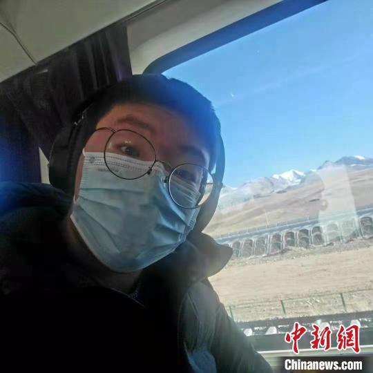 1月8日在西藏那曲開往拉薩火車上?！∈茉L者供圖 攝
