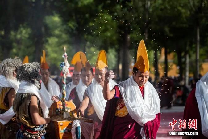 資料圖：扎什倫布寺跳神活動(dòng)結(jié)束后，僧眾依次拋撒“切瑪”盒中的青稞祈福。<a target='_blank' ><p  align=