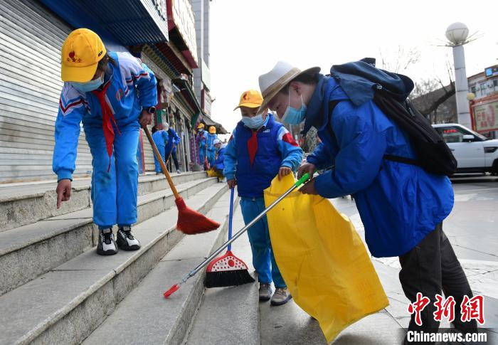 圖為拉薩市小學(xué)生打掃街道?！∝暩聛硭?攝