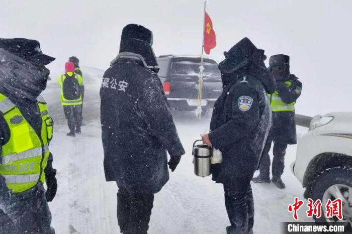強降雪后，西藏安多縣警方在國道109線唐古拉山段開展除雪保通工作?！“捕嗫h公安局 供圖 攝