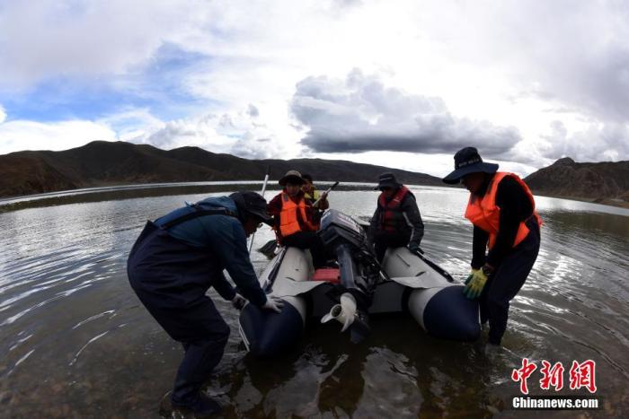 圖為科考隊員準備乘快艇前往浪錯湖中心開展科考作業(yè)。 <a target='_blank' ><p  align=