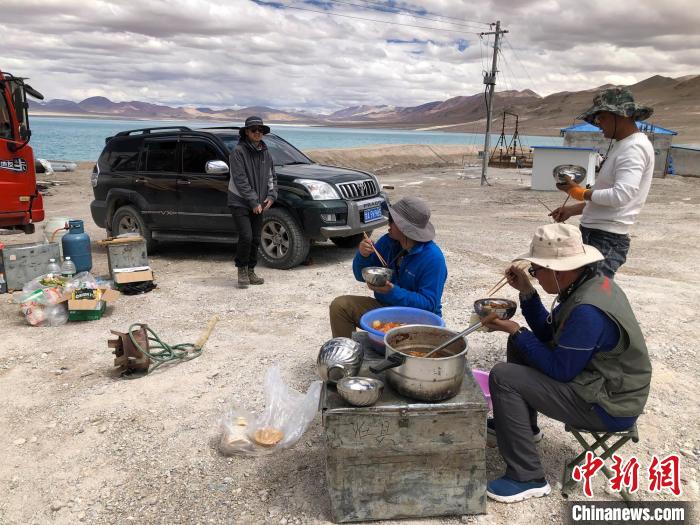 在“世界屋脊”上作業(yè)，中國科考隊員衣、食、住、行有何特色？