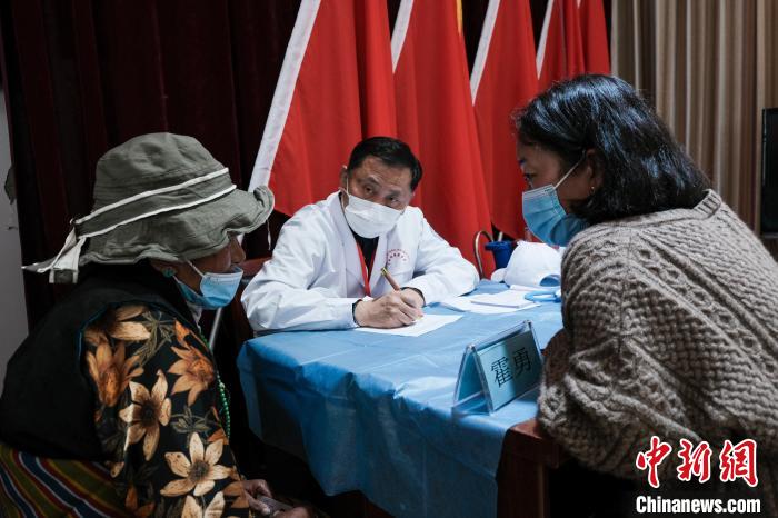 北京大學(xué)第一醫(yī)院教授、主任醫(yī)師霍勇在義診現(xiàn)場接診?！〗w波 攝