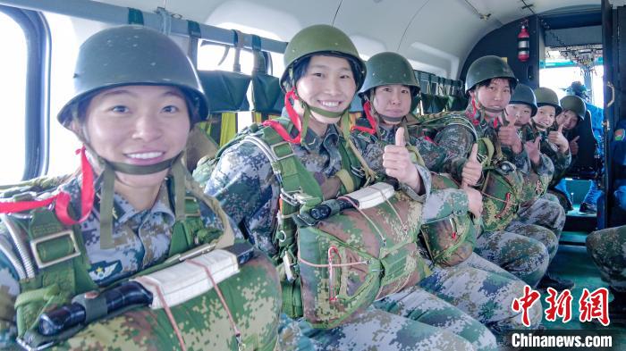 圖為女兵們在直升機(jī)上準(zhǔn)備跳傘?！⊥跏鰱| 攝