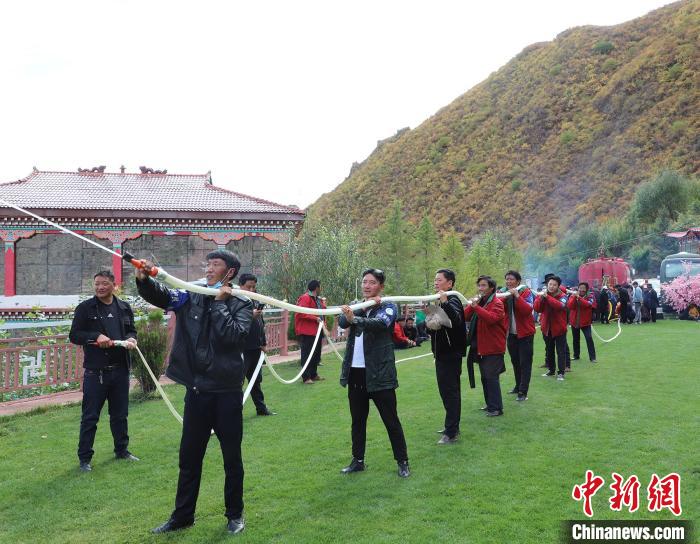 圖為護(hù)林員體驗(yàn)架設(shè)水泵?！〔际猩窒乐ш?duì) 供圖