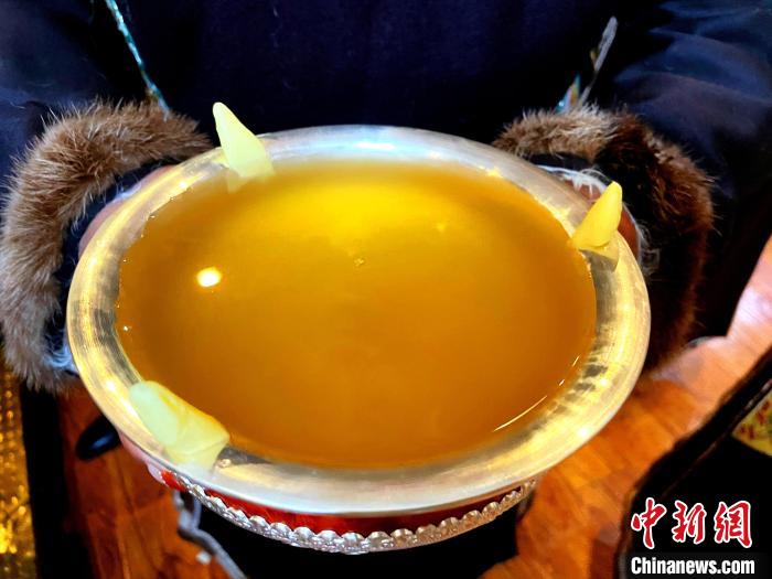 圖為青稞酒?！∪轿木?攝