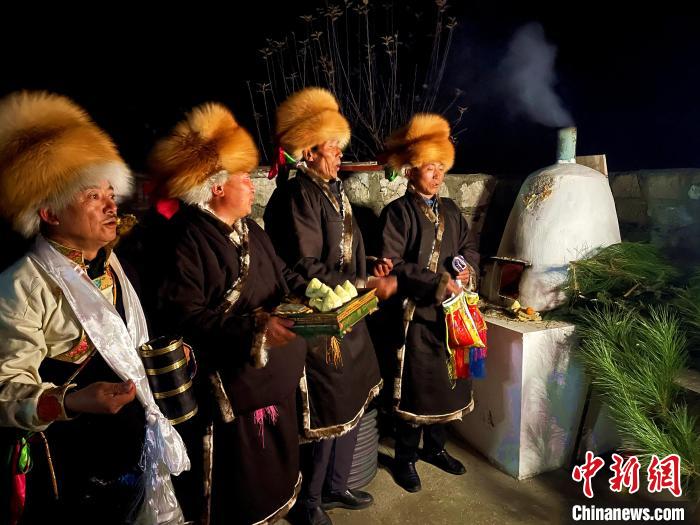 圖為除夕之夜進(jìn)行的驅(qū)鬼儀式?！∪轿木?攝