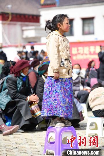 圖為觀看節(jié)目的小女孩?！∝暩聛硭?攝