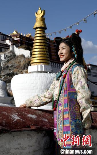 西藏自治區(qū)級非遺項目——拉薩服飾，圖為舊時拉薩貴族婦女的裝扮。
