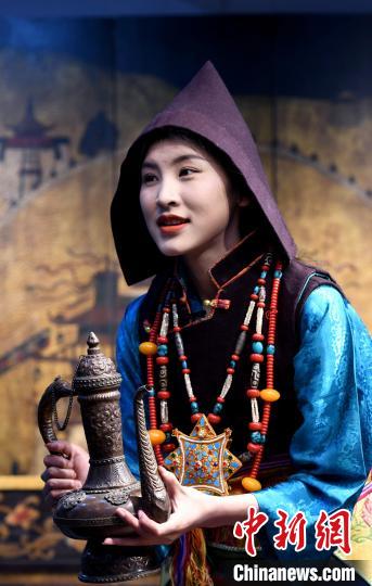 圖為西藏自治區(qū)級非遺項目——山南浪卡子縣的羊卓服飾。　李林 攝