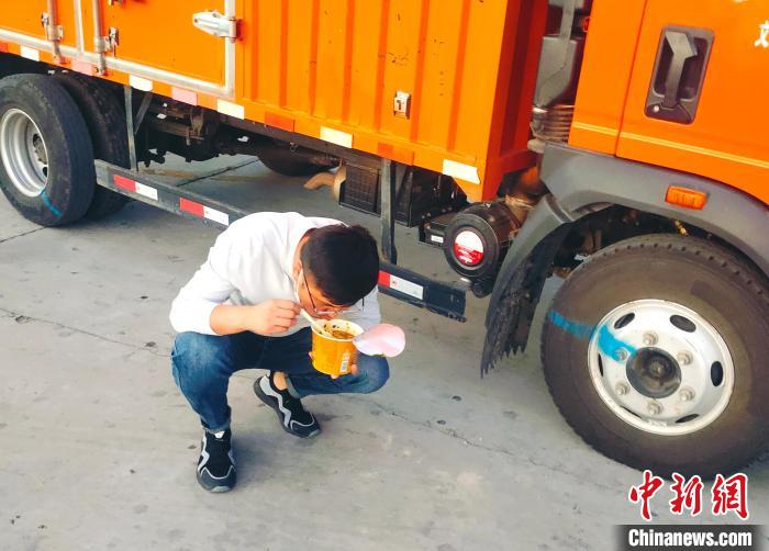 由于沿路疫情原因，閆光宇和朋友只能在服務區(qū)簡餐?！∴嵟?攝