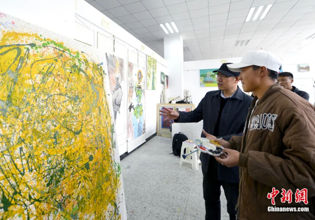 劉洋在課堂上指導(dǎo)學(xué)生繪畫技巧。<a target='_blank' href='/'><p  align=