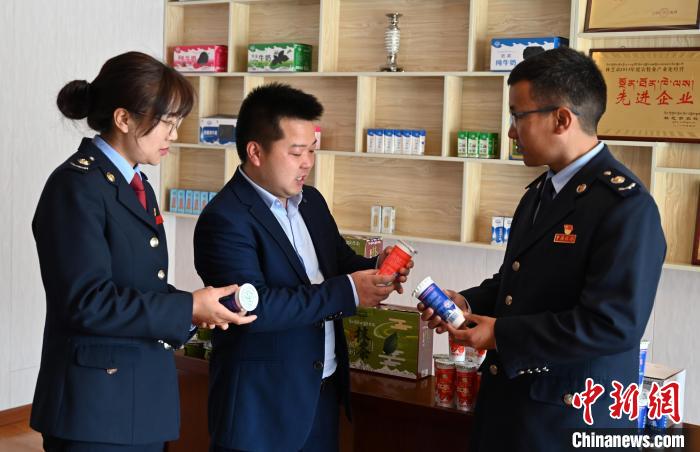 圖為林芝稅務(wù)部門上門了解企業(yè)情況，并宣講稅收政策。資料圖 趙朗 攝