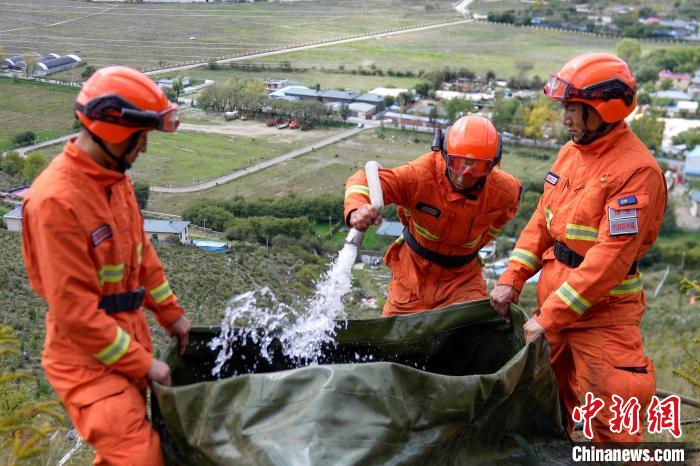 技能大練兵過程中，消防員在陡坡上向蓄水池注水。　李國燾 攝