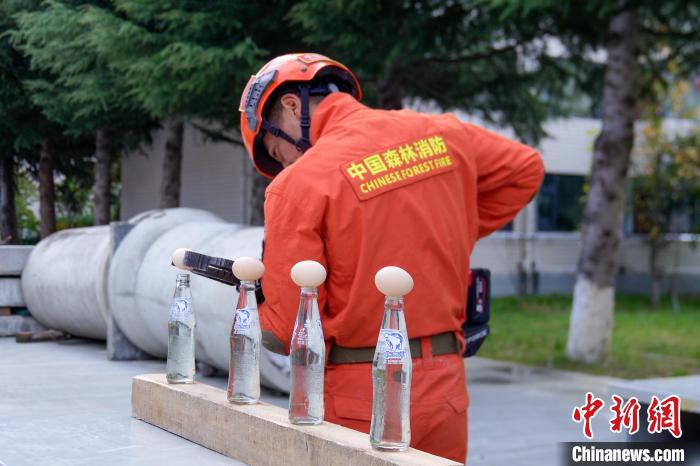 西藏林芝森林消防技能大練兵現場，消防員使用液壓鉗夾取雞蛋?！钣例?攝