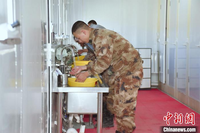 圖為阿里軍分區(qū)某邊防團(tuán)官兵在新建水房洗漱?！詵| 攝