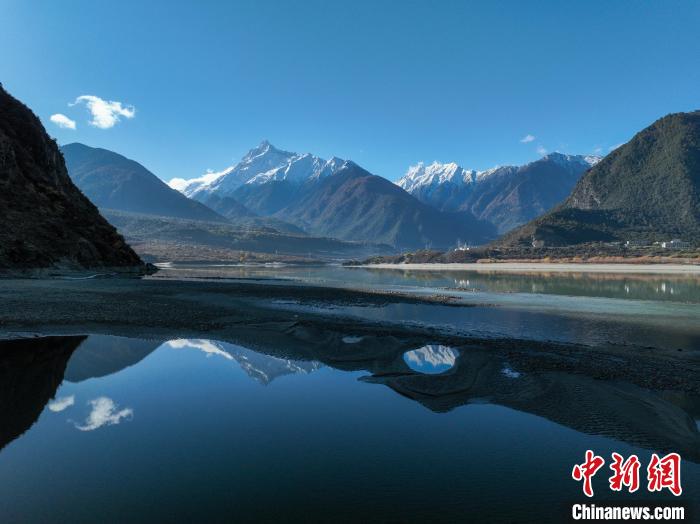 西藏林芝雅魯藏布江和遠(yuǎn)處的雪山?！《拘?攝