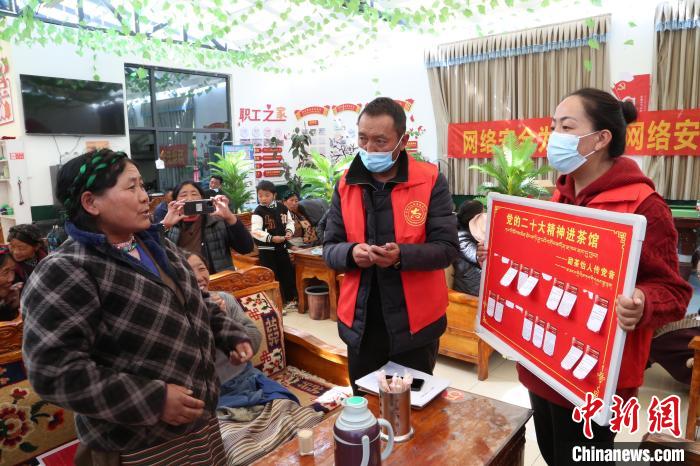 圖為瓊結(jié)縣村民參與問(wèn)答?！愔闈扇?攝
