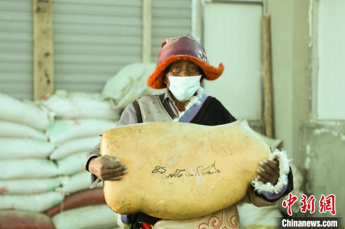 圖為茶措村牧區(qū)改革合作社酥油分紅現(xiàn)場?！∷骼嗜是?攝