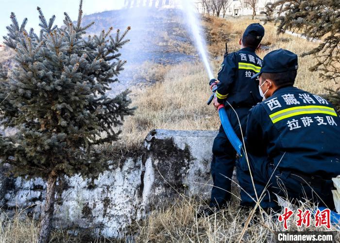 12月6日，布達(dá)拉宮消防救援大隊(duì)在布達(dá)拉宮山體林草區(qū)域開展?jié)窕ぷ??！㈣?攝