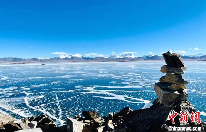 圖為普瑪江塘鄉(xiāng)境內(nèi)的雪山、冰湖美景?！±丝ㄗ涌h網(wǎng)信辦供圖