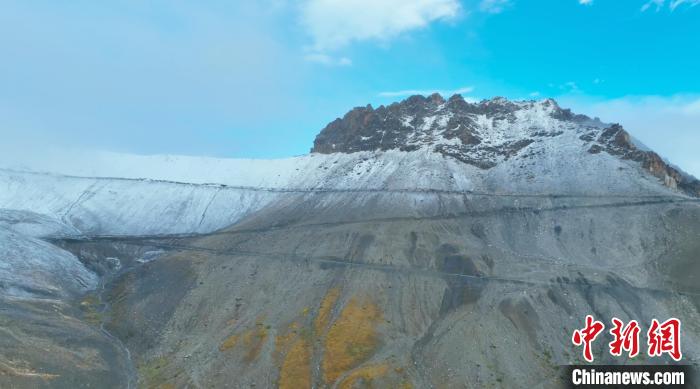 圖為邊壩縣降雪時夏貢拉山段路況?！∵厜慰h融媒體中心供圖