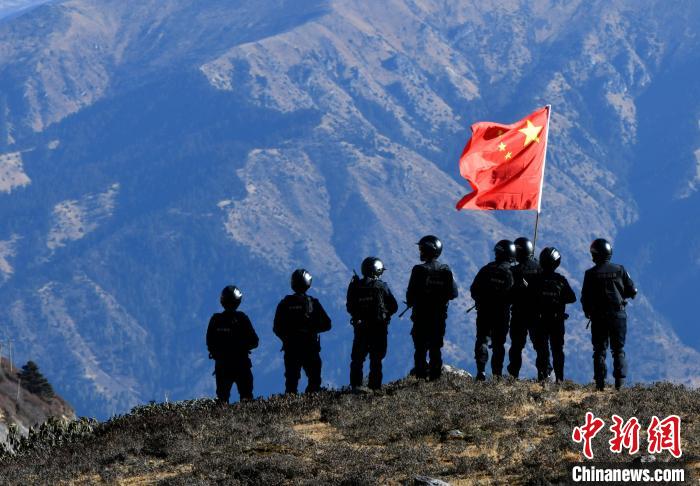 1月6日，移民警察在執(zhí)勤?！±盍?攝