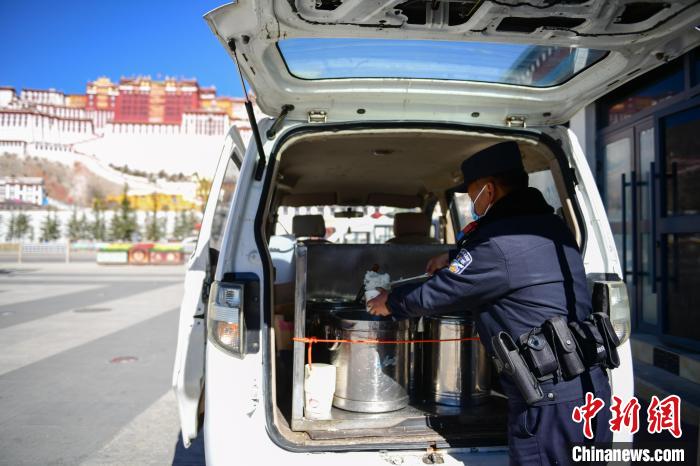 圖為1月23日，布達(dá)拉宮廣場(chǎng)派出所民警正在打午飯。　貢嘎來松 攝