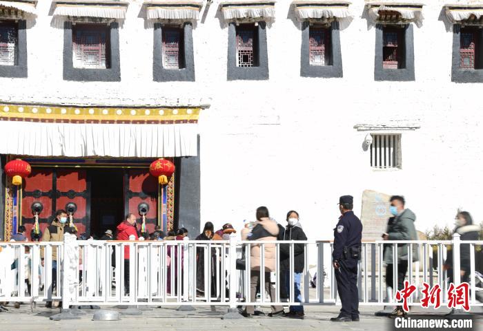圖為1月23日，布達(dá)拉宮廣場(chǎng)派出所民警正在引導(dǎo)游客。　貢嘎來松 攝